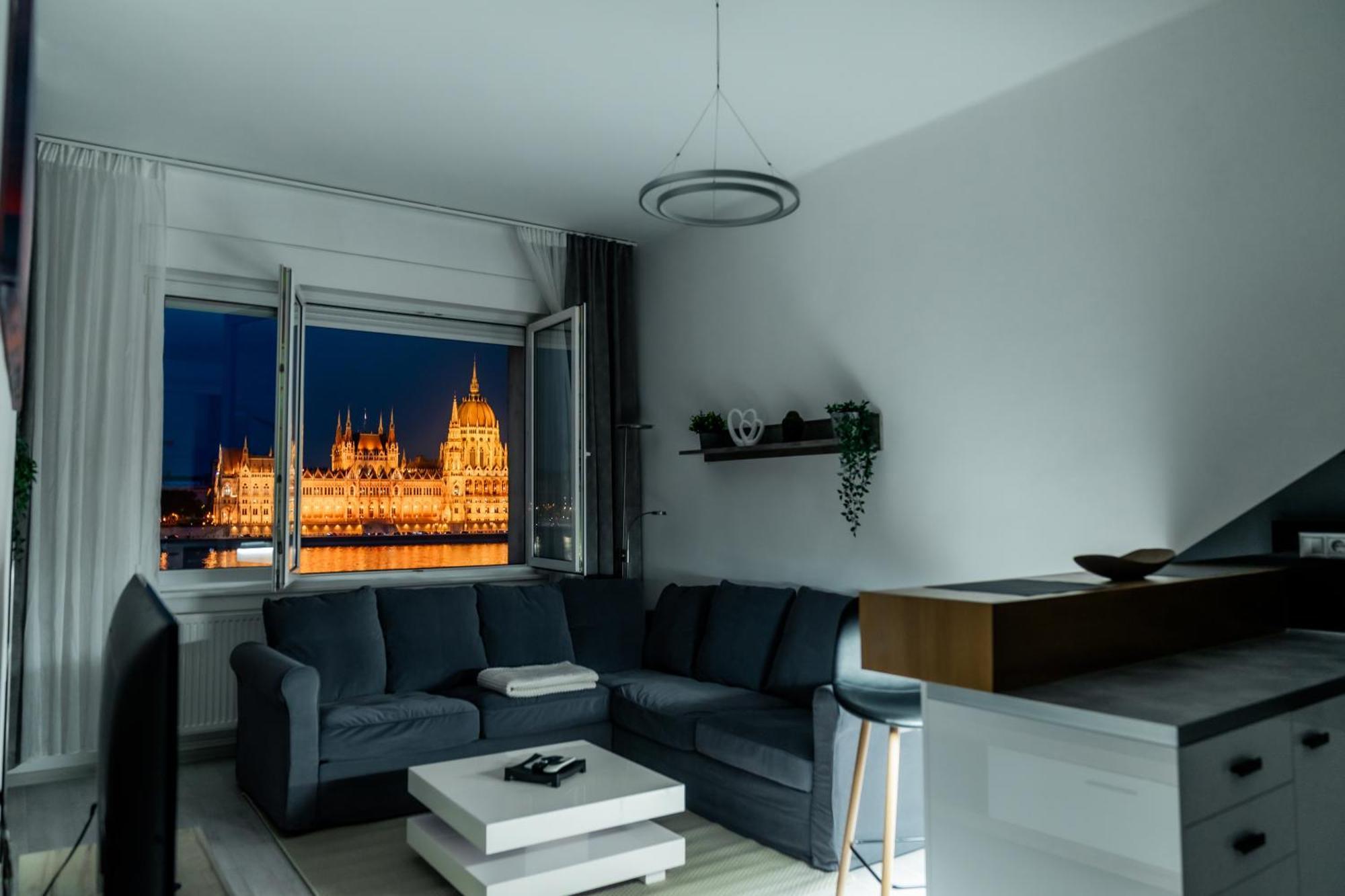 Parliament Panorama Apartment