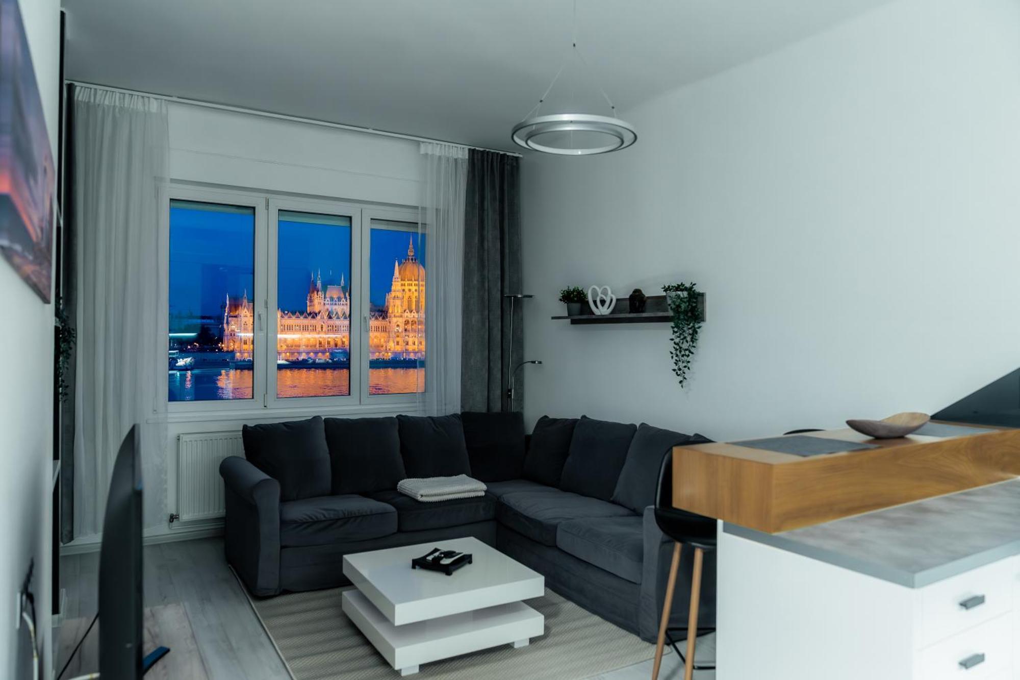 Parliament Panorama Apartment *